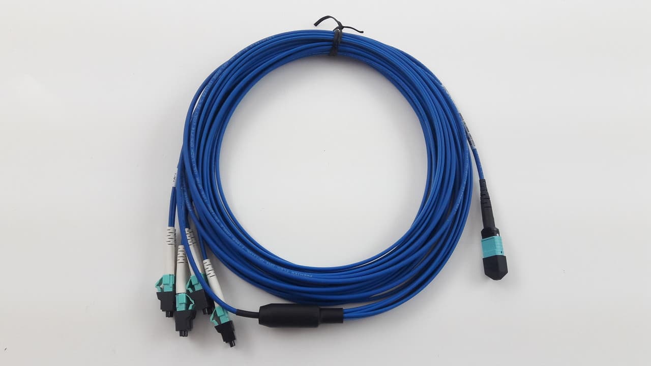 Hewlett Packard Enterprise Hewlett Packard Enterprise HPE MPO to 4 x LC 5m Cable 4033029